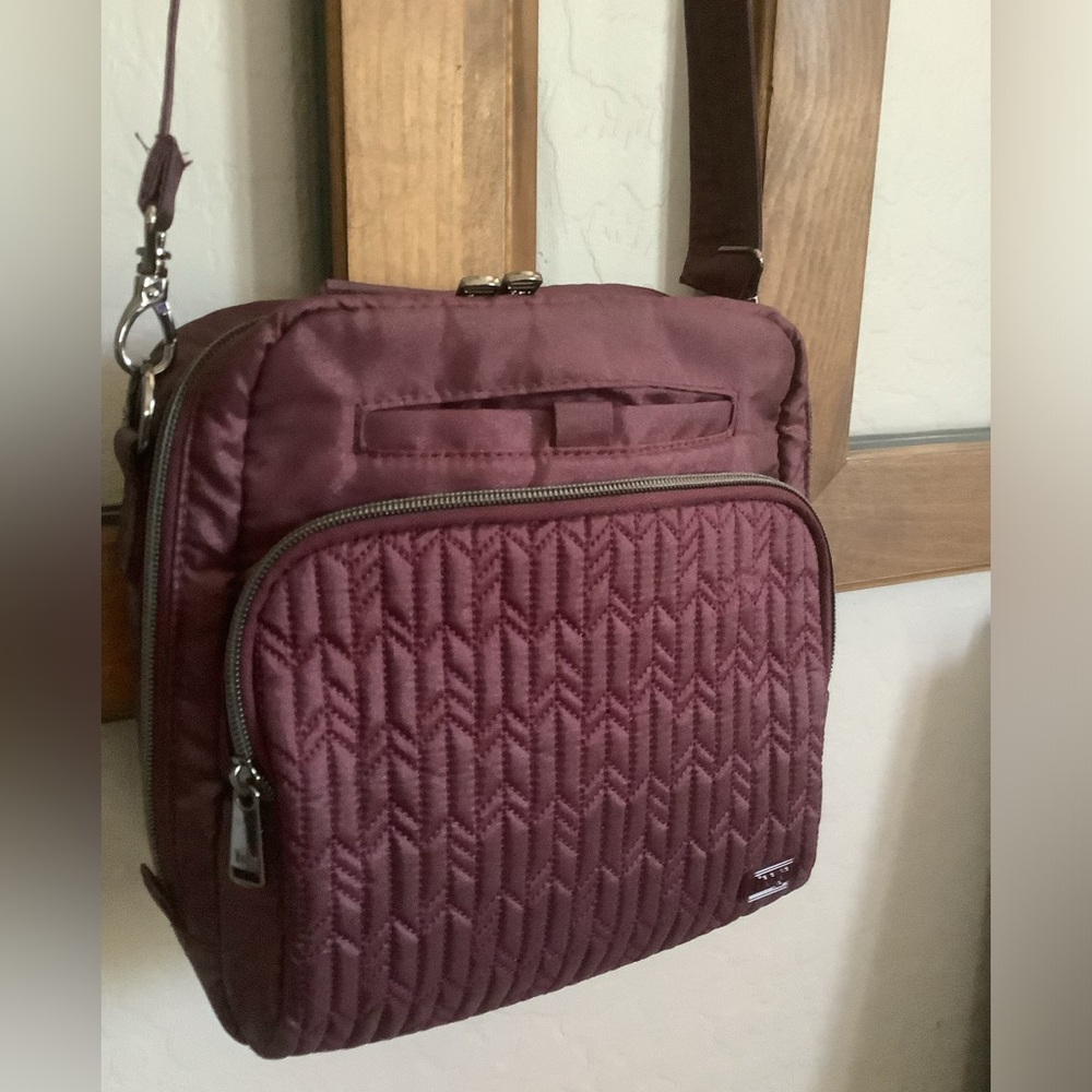Lug RANGER medium-sized crossbody bag w RFID. Plum/Wine.